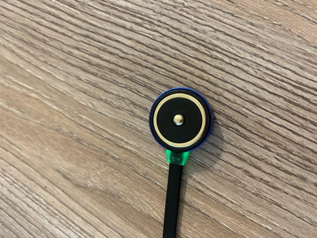 When the magnetic USB charger is plugged in the LED indicator turns green, letting you know it has power to the charger.